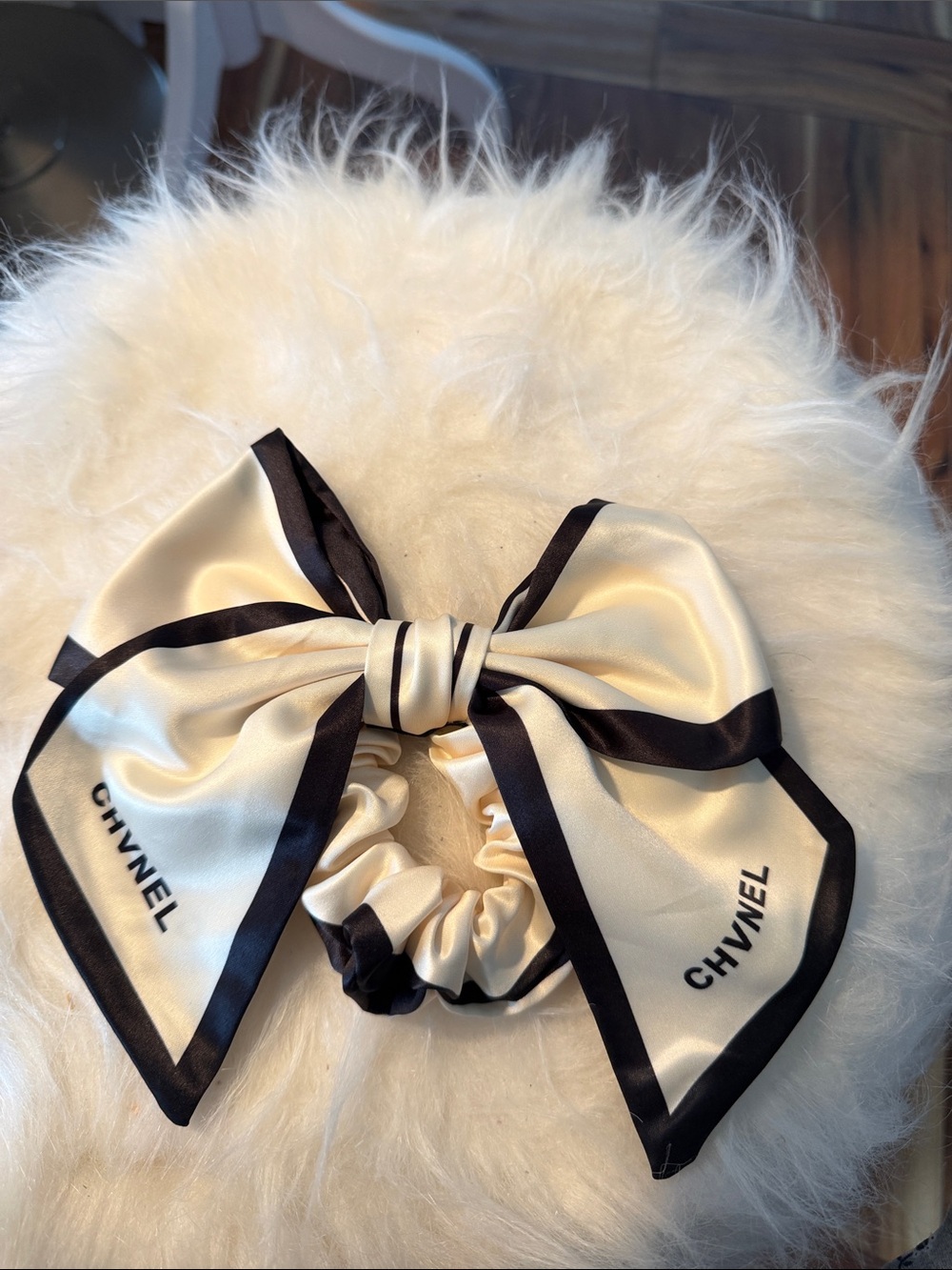 FASHION NWOT large bow/ponytail holder 8 by 6 1/2 long. Black and cream.